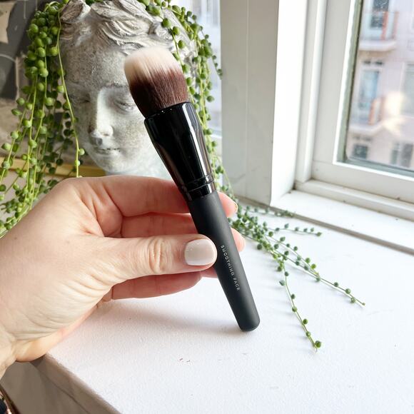 NEW BareMinerals Smoothing Face Brush - Picture 1 of 4